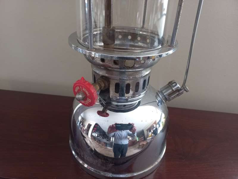 BUTTERFLY PARAFFIN LAMP IN GOOD CONDITION