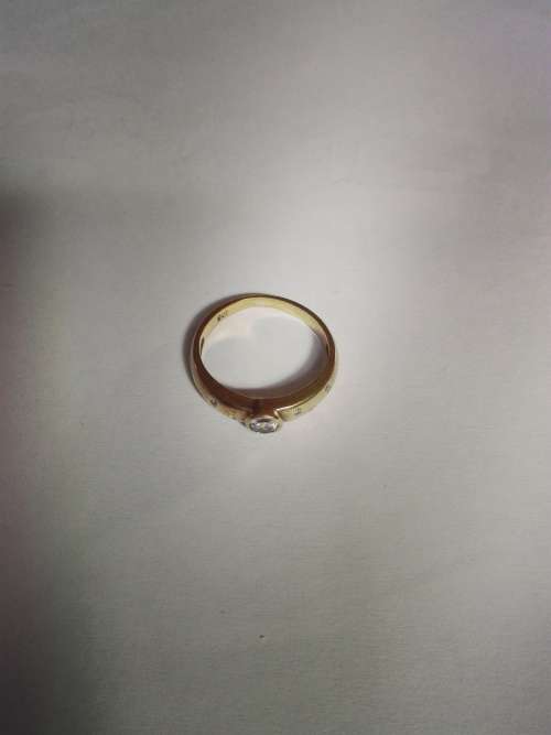 9ct yellow gold ring with diamante and 6 stone chips.Excluding shipping