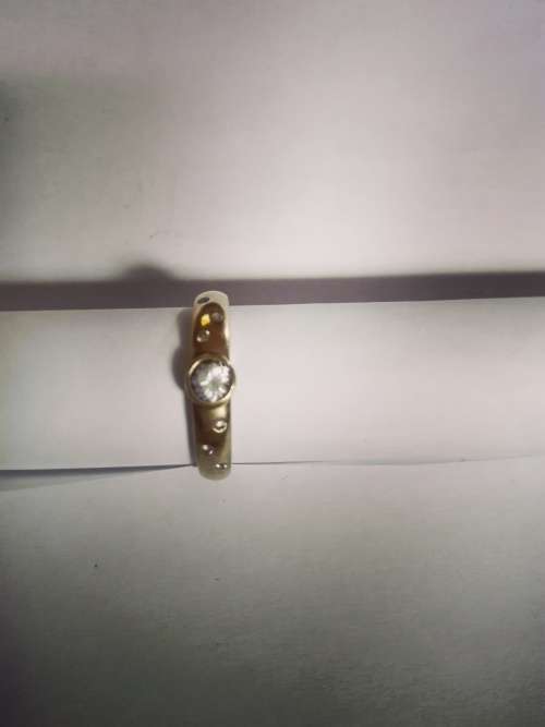 9ct yellow gold ring with diamante and 6 stone chips.Excluding shipping