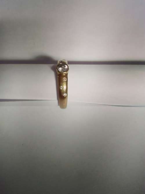 9ct yellow gold ring with diamante and 6 stone chips.Excluding shipping