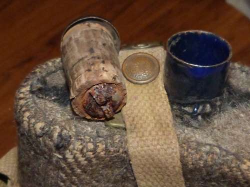 WW1 Blue enamel water canteen - named with original felt - very good condition
