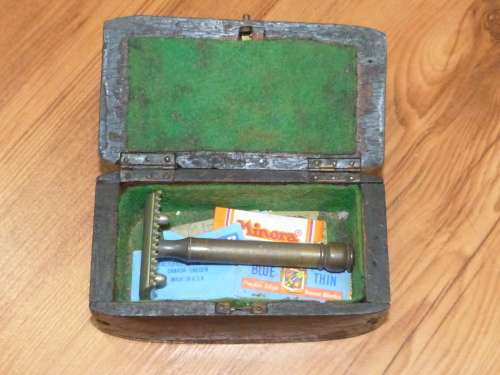 WW2 POW Escape Razor with hollow shaft in handmade box