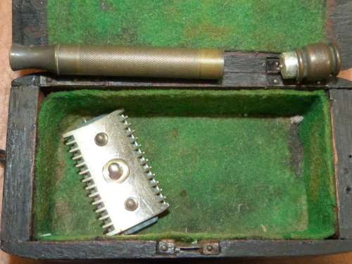 WW2 POW Escape Razor with hollow shaft in handmade box