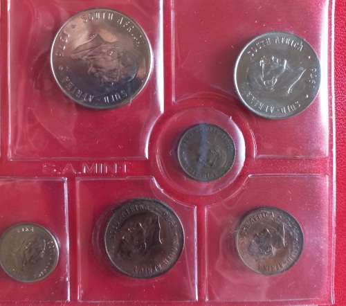 1976 UNCIRCULTED COIN SET INCLUDING THE SILVER R1