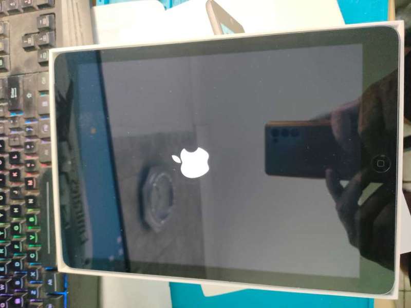 iPAD AIR (A1475) GREAT CONDITION