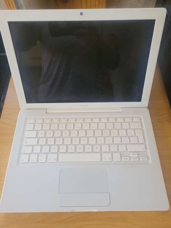 Macbook & Charger | Excellent Condition