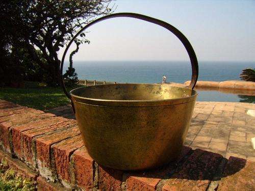 19th Century Brass Pot with Copper Rivets & Cast Iron Handle  *** Size: LARGE 30x18cm  Weight  Soli
