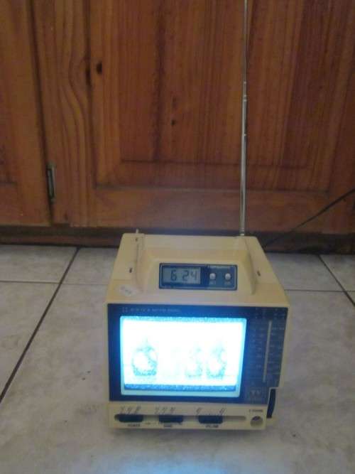 TOPSONIC HANDY 4.5" MINI TV MODEL BTR-301 BLACK AND WHITE