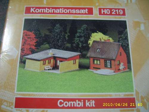 NEW 2 HOUSES HO SCALE KIT