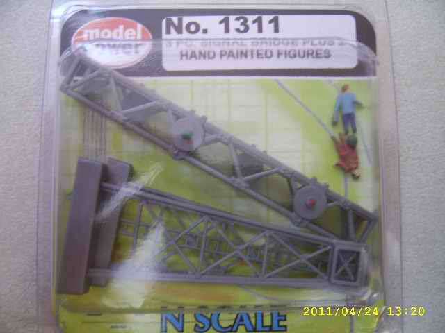 N Scale Model Power overhead signal bridge