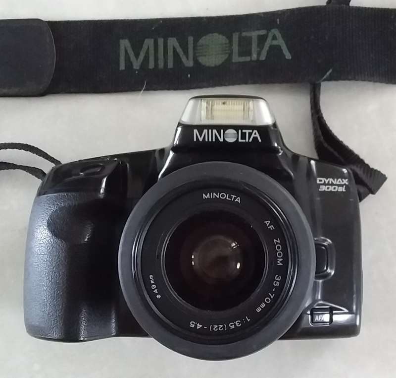 Minolta Dynax 300 si. FILM camera with 35 to 70 Zoom and auto focus and advance.