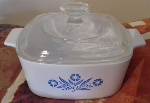 Corningware - Cornflower Range - small casserole dish with a lid in good condition