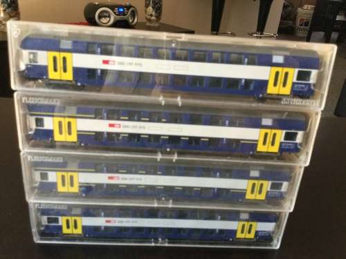 Lot various HO couches DC wheels