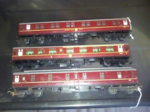 OO SALE : Job Lot. Three BR Maroon Coaches as per Pics. Unboxed