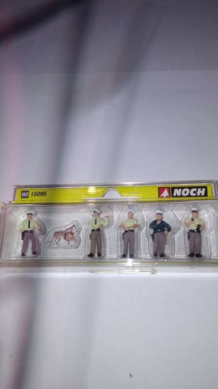 HO : NOCH : POLIZISTEN: POLICE MEN AND DOG