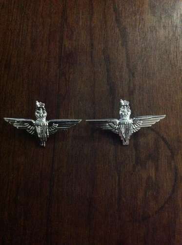 British parabat collar badges , pair