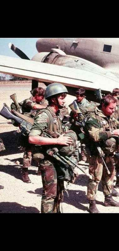 Rhodesian Army Parabat Jump Helmet   (original and super rare )