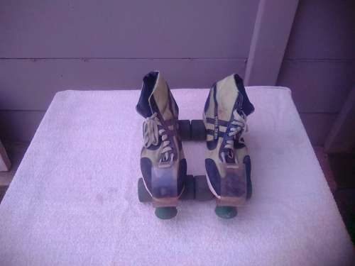 ROLLER SKATES OLD SCHOOL