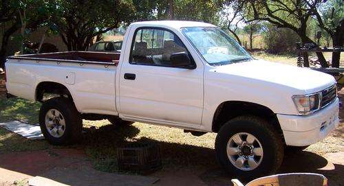 2000 Toyota Hilux 2.4 diesel Raised Body - Hi-Rider