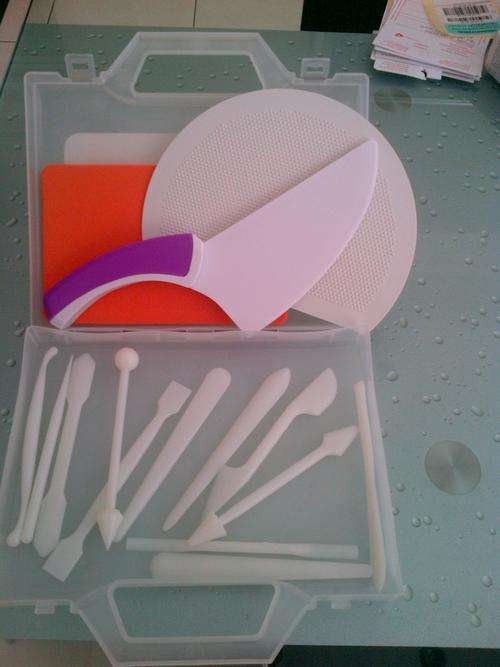 17 Piece Cake Tool Set In a Beautiful Case
