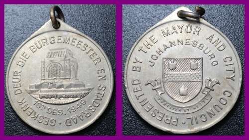 Medal: GESKENK DEUR DIE BURGEMEESTER EN STADSRAAD 16-DES-1949 . As per Photo.