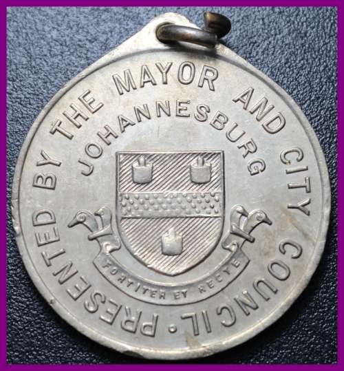 Medal: GESKENK DEUR DIE BURGEMEESTER EN STADSRAAD 16-DES-1949 . As per Photo.