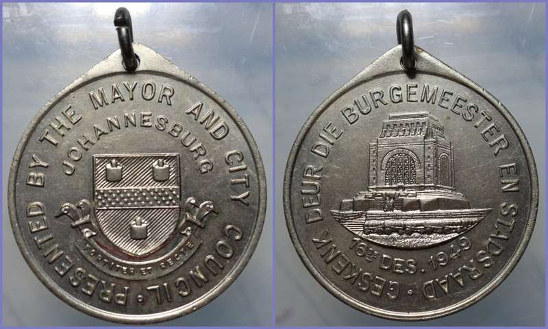 1949 : Medal : GESKENK DEUR DIE BURGEMEESTER EN STADSRAAD 16-DES-1949 . As per Photo.