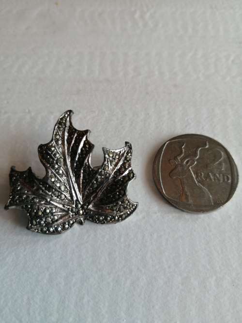 Marcasite brooches x 6