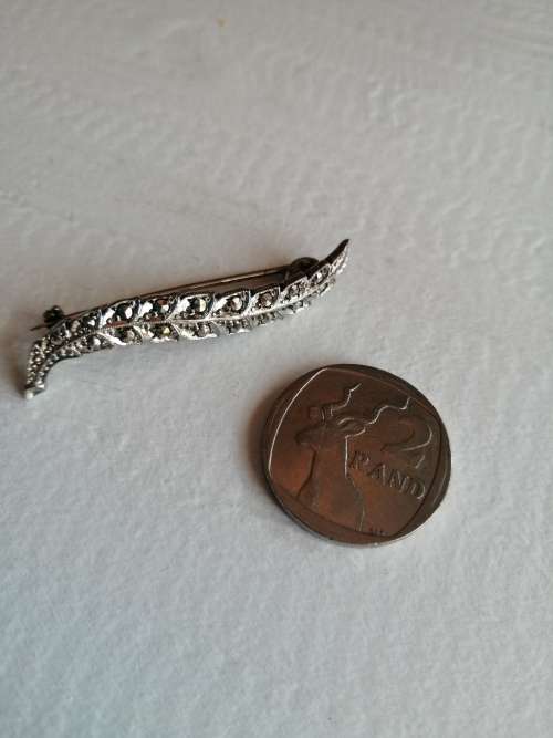 Marcasite brooches x 6