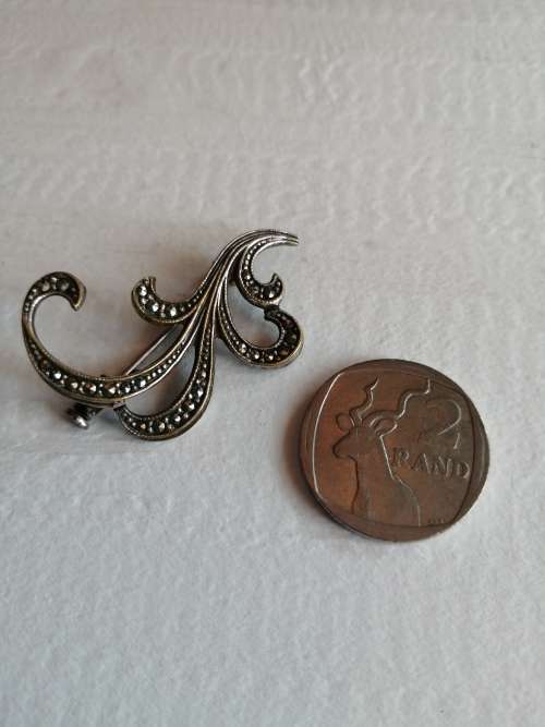 Marcasite brooches x 6