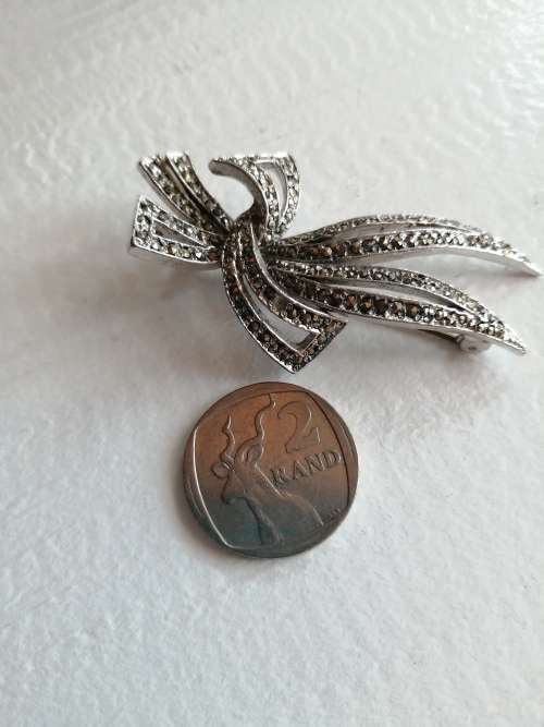 Marcasite brooches x 6