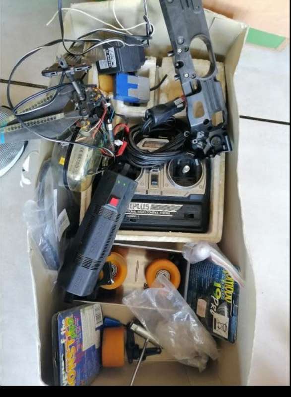 BULK LOT OF RC CARS*GAS CARS ELEC CARS*TRAXIX*TAMIYA ETC*MANY SPARES AND REMOTES ETC*UNTESTED