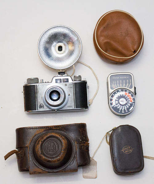 Aka Akarette with bulb flash and light metre