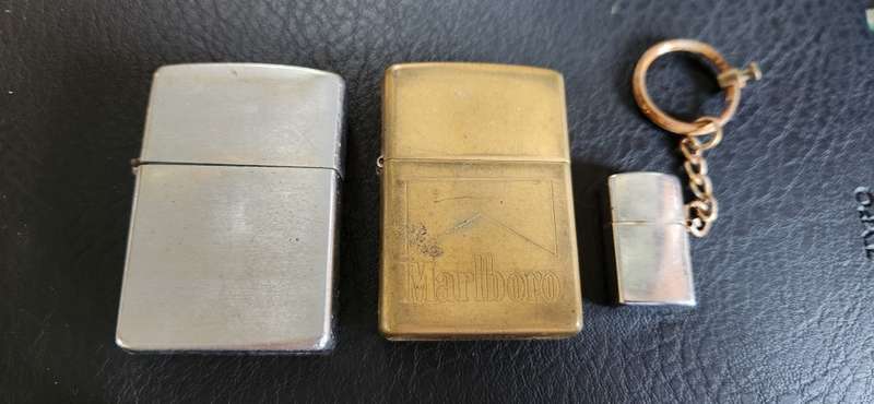2 Zippos and a lighter keyring