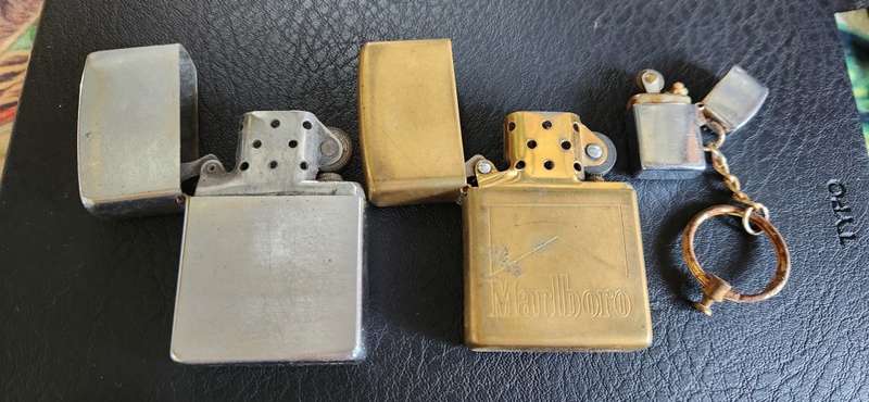 2 Zippos and a lighter keyring