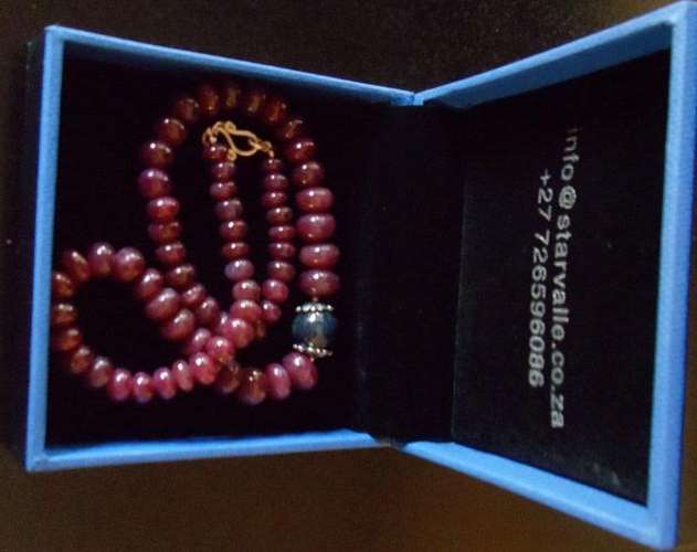 sale - STUNNING - 400 CTS - RED RUBY NECKLACE - AND BLACKPEARL PENDANT - WITH METAL CLASP
