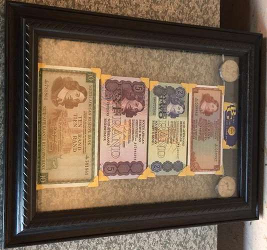SET UNC NOTES & COINS - R10 + R5 + R2 + R1 + (2) R1 COINS OF RSA - FRAMED