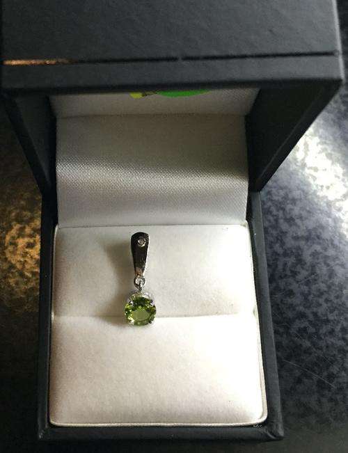 GREEN PERIDOT & DIAMOND - PENDANT - 925 SILVER - 0.95 CTS