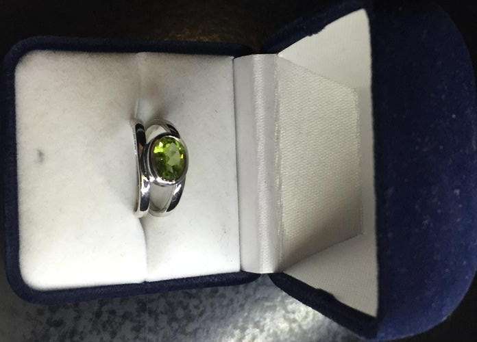 9CT WHITE GOLD WEDDING RING - GENUINE GREEN PRIDOT - 3 CTS - WEIGHT OF RING = 4.1 GRAMS