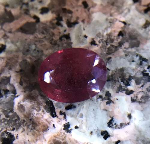 STUNNING - 5.29cts RED RUBY - BRILLIANT CUT OVAL STONE - STUNNING RUBY GEMSTONE
