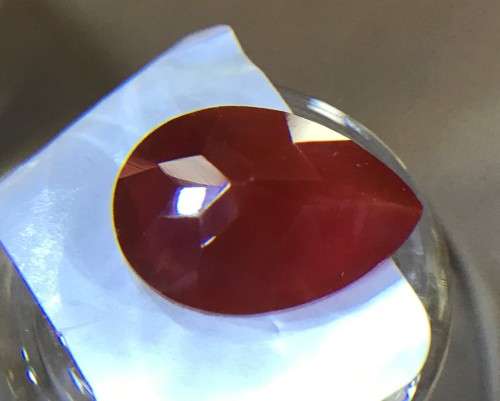 RARE - 4.055cts VVS1 - RED OPAL - BRILLIANT CUT *PEAR* STONE - STUNNING LUSTRE GEMSTONE - RARE !!