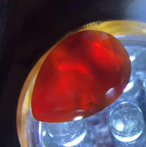 RARE - 4.055cts VVS1 - RED OPAL - BRILLIANT CUT *PEAR* STONE - STUNNING LUSTRE GEMSTONE - RARE !!