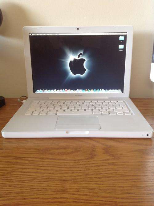 *** APPLE MACBOOK - STUNNING CONDITION!!! ***