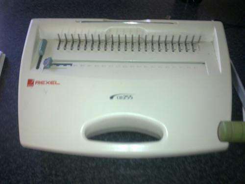 Rexel CB255 Ring binder and box of combs
