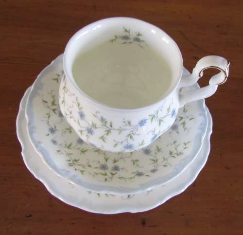 ROYAL ALBERT CAROLINE=18 pieces=TEA TRIO'S=6 Trio's=1969-97=England=FINE BONE CHINA.