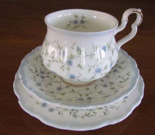 ROYAL ALBERT CAROLINE=18 pieces=TEA TRIO'S=6 Trio's=1969-97=England=FINE BONE CHINA.