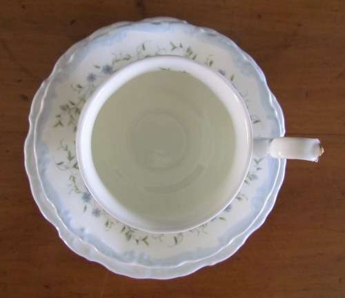 ROYAL ALBERT CAROLINE=18 pieces=TEA TRIO'S=6 Trio's=1969-97=England=FINE BONE CHINA.
