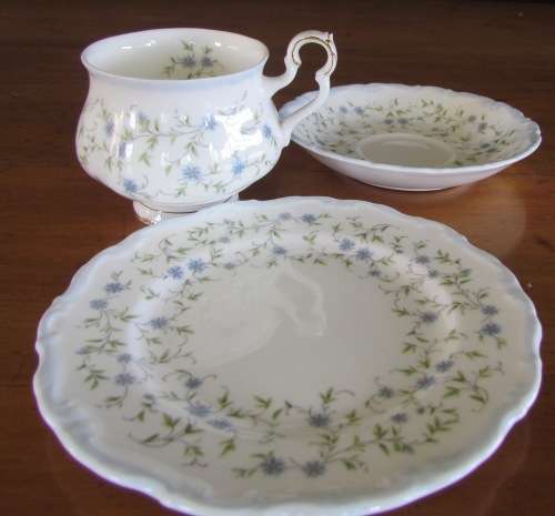 ROYAL ALBERT CAROLINE=18 pieces=TEA TRIO'S=6 Trio's=1969-97=England=FINE BONE CHINA.