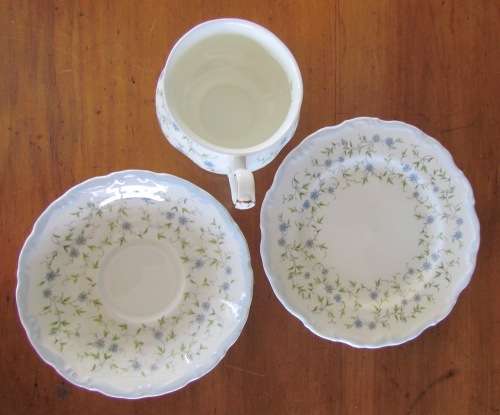 ROYAL ALBERT CAROLINE=18 pieces=TEA TRIO'S=6 Trio's=1969-97=England=FINE BONE CHINA.
