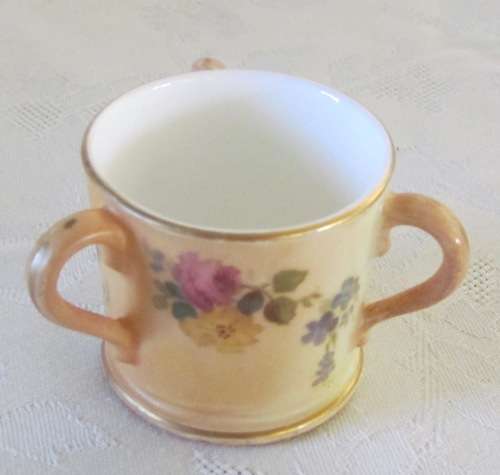 Royal Worcester TYG3-handled cup BLUSH IVORY / APRICOT MINIATURE ENGLAND FLOWER DECORATION 1904.